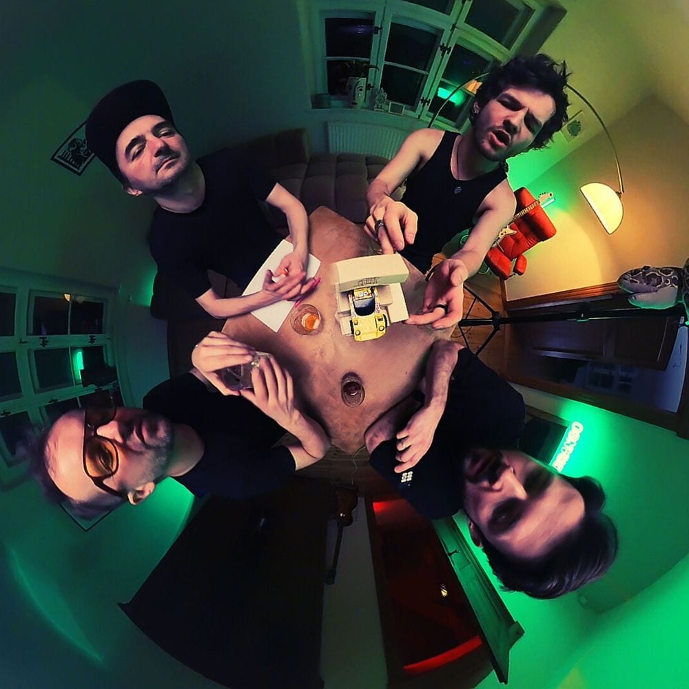 Pod powierzchnią cover