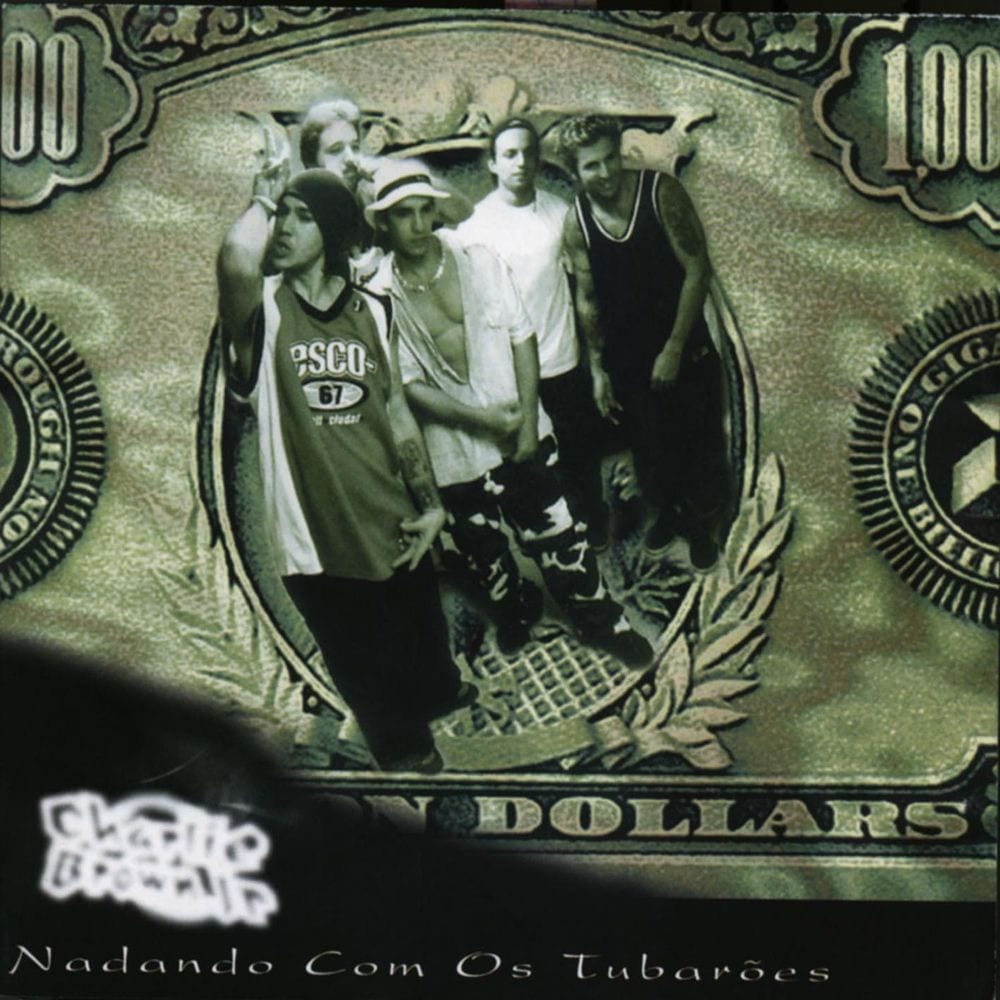 Nadando com os tubarões cover