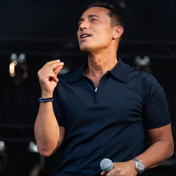 Aşkına Destan cover
